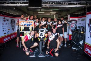 team goeleven et michael rinaldi célèbrent le grand résultat obtenu P1 en Course 1